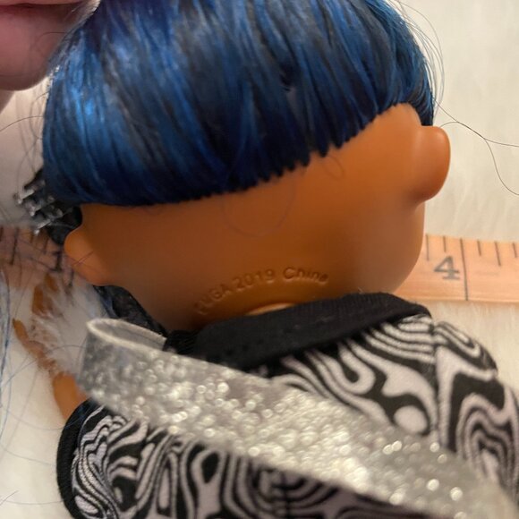 LOL Surprise OMG Downtown BB Fashion Doll Blue Hair (SKU: 320TO) - Picture 11 of 16
